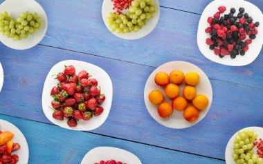 meyve bir plaka üzerinde. Vejetaryen gıda ahşap arka plan üzerinde. vegan gıda üstten görünüm .