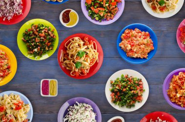 Makarna sebze ve sos bir tablo. Bir tabak spagetti. Akdeniz yemekleri