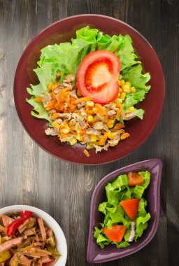 tavuk mideleri havuç ve Mısır ve bir tabak salataya salata. ahşap arka plan üzerinde Sebzeli tavuk salatası