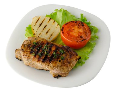  patates ve beyaz arka plan üzerinde izole domates ile domuz eti ızgara. bir plaka üstten görünüm üzerinde ızgara domuz