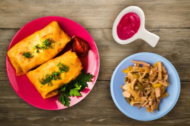 lahana bir tabak içinde alır. lahana bir ahşap arka plan üzerinde rulo. et lahana Üstten Görünüm.