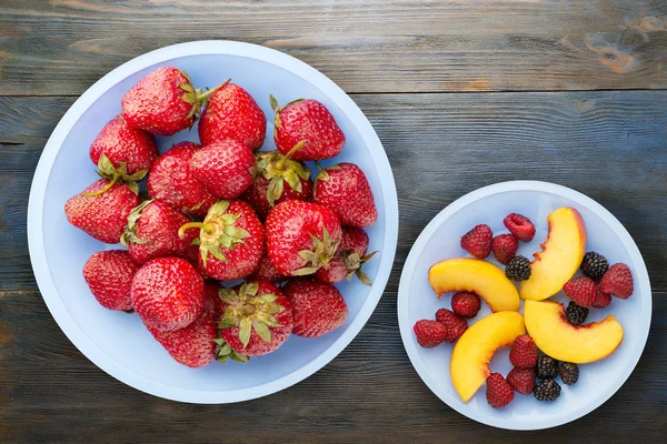 Strawberries Plate Strawberries Wooden Background Useful Food Vegan Nutrition — Stock Photo, Image