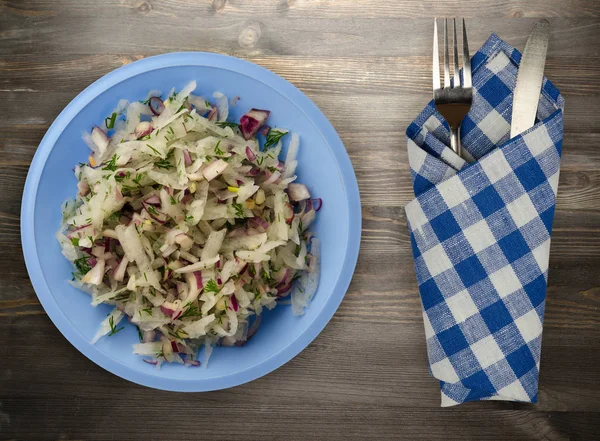 Salada Daikon Cebolas Endro Contexto Madeira Salada Uma Chapa — Fotografia de Stock