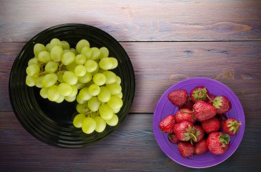 ahşap arka plan üzerinde üzüm. bir plaka üzerinde üzüm .