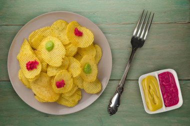 bir tabak patates cipsi. ahşap arka plan üzerinde fiş .