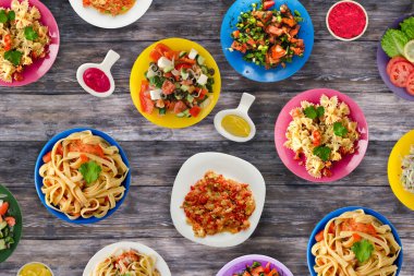 Makarna sebze ve sos bir tablo. Bir tabak spagetti. Akdeniz yemekleri