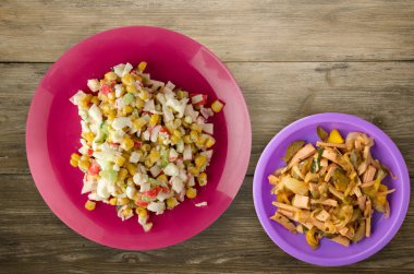 Yengeç Salata bir plaka üzerinde. Yengeç'ın salata ahşap arka plan üzerinde