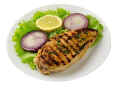  Beyaz arka plan üzerinde izole sebze (limon, salata, soğan) ile ızgara tavuk fileto. bir plaka üstten görünüm üzerinde ızgara tavuk fileto