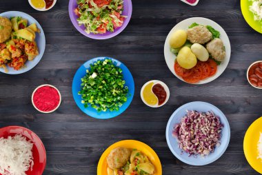      Lezzetli tecrübeli kızarmış domuz pirzolası baharatlı bir Marine pişmiş haşlanmış patates, salata ve sos ile servis edilir. Pirzola bir ahşap masa üstü bir plaka üzerinde göster