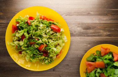 Vejetaryen Gıda. ahşap arka plan üzerinde bir tabakta lahana domates salatası. sağlıklı gıda