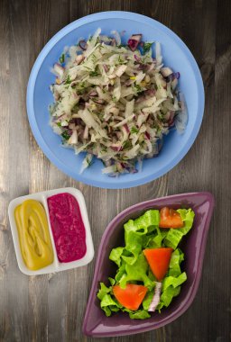 salata daikon, soğan ve bir ahşap zemin üzerine dereotu. bir tabak salata