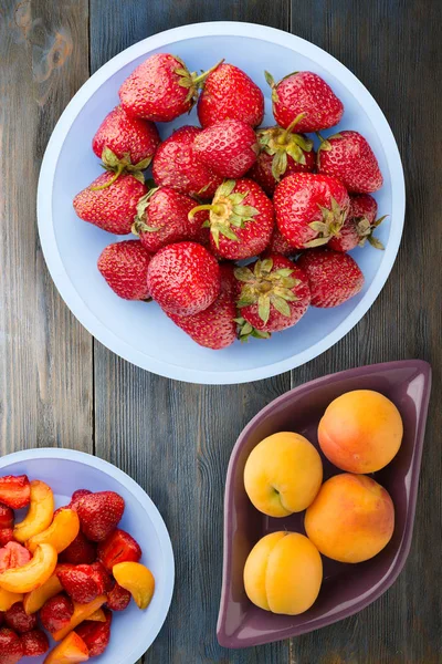 Fraises Sur Une Assiette Fraises Sur Fond Bois Nourriture Utile — Photo