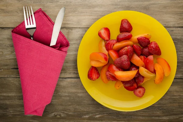 Healthy Food Strawberries Apricots Plate Fruits Wooden Background — Stock Photo, Image