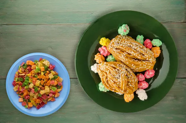 pasta plaka üstten görünüm sweets ile ahşap arka plan .cake üzerinde tatlılar