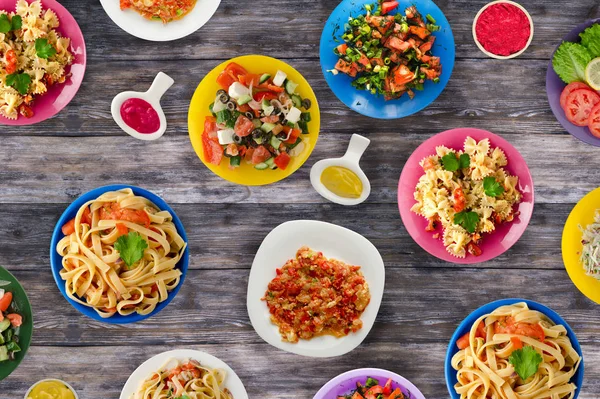 Makarna sebze ve sos bir tablo. Bir tabak spagetti. Akdeniz yemekleri