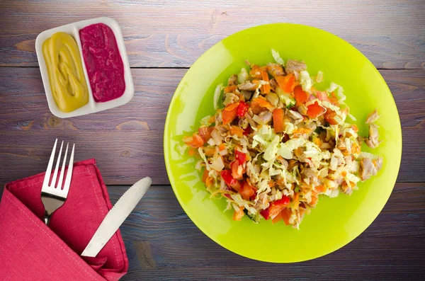 salata tavuk mideleri sebzeler (havuç, soğan, biber, lahana, domates, brokoli) ile. ahşap arka plan üzerinde bir tabakta Tavuk salatası