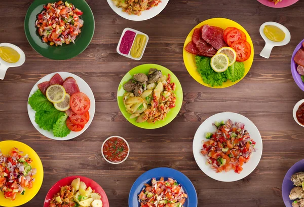 et yemekleri bir plaka üzerinde. bir tabak salata. masaya yiyecek bolluğu. Gıda üstten görünüm