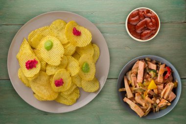 bir tabak patates cipsi. ahşap arka plan üzerinde fiş .