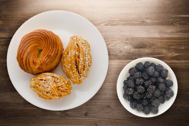bir plaka üzerinde üç kek. kek bir ahşap zemin üzerinde. tatlı Üstten Görünüm 
