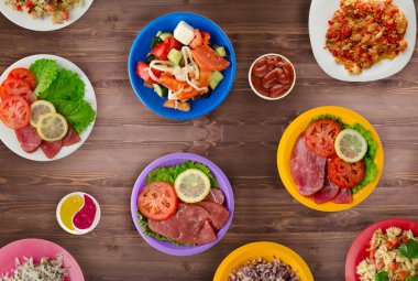 Makarna sebze ve sos bir tablo. Bir tabak spagetti. Akdeniz yemekleri