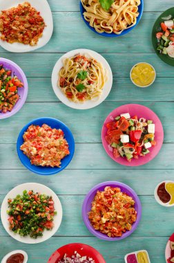 Makarna sebze ve sos bir tablo. Bir tabak spagetti. Akdeniz yemekleri