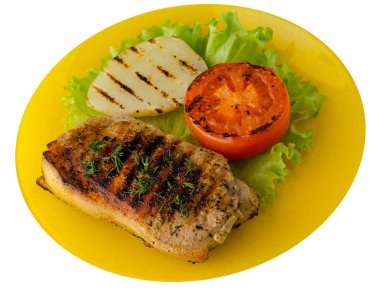  patates ve beyaz arka plan üzerinde izole domates ile domuz eti ızgara. bir plaka üstten görünüm üzerinde ızgara domuz