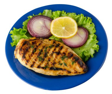  Beyaz arka plan üzerinde izole sebze (limon, salata, soğan) ile ızgara tavuk fileto. bir plaka üstten görünüm üzerinde ızgara tavuk fileto