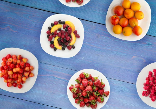 皿の上の果物 木製の背景に菜食主義の食糧 ビーガン料理のトップ ビュー — ストック写真