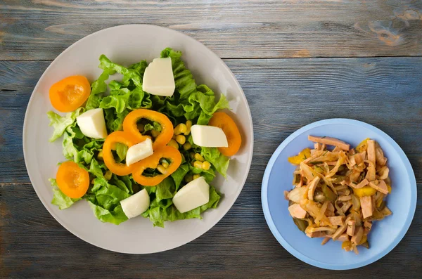 Sallad Med Ost Sallad Majs Paprika Trä Bakgrund Vegetarisk Sallad — Stockfoto