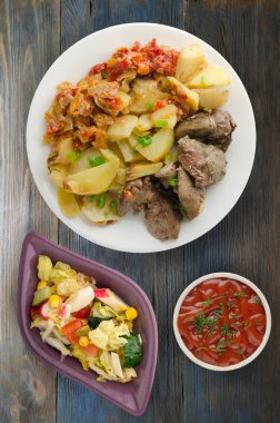  patates ve haşlanmış domates ile kızarmış karaciğer. ahşap arka plan üzerinde plaka üzerinde kızarmış karaciğer