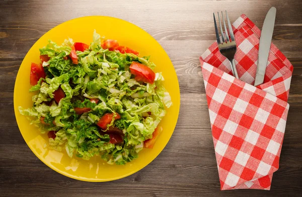 Vegetariánské Jídlo Salát Zelí Rajčata Desku Dřevěné Pozadí Zdravé Jídlo — Stock fotografie