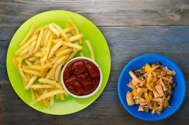  ahşap arka plan üzerinde patates kızartma. kızartma patates bir plaka üzerinde