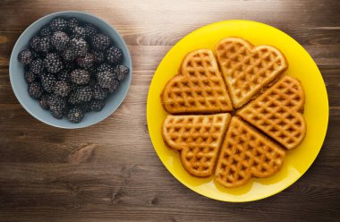 Belçika waffle ahşap arka plan. Waffle plaka üstten görünüm üzerinde