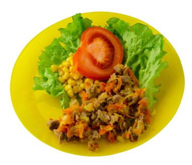 tavuk mideleri havuç ve Mısır ve bir tabak salataya salata. Beyaz arka plan üzerinde izole Sebzeli tavuk salatası