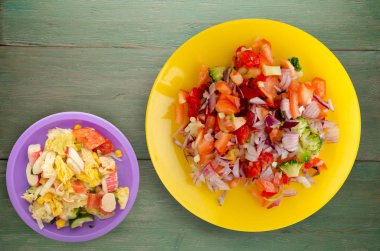 vegan gıda. salata bir tabakta sebze (biber, domates, soğan, brokoli) üzerinden. vegan salata ahşap arka plan üzerinde