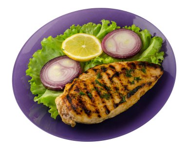  Beyaz arka plan üzerinde izole sebze (limon, salata, soğan) ile ızgara tavuk fileto. bir plaka üstten görünüm üzerinde ızgara tavuk fileto
