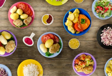      Lezzetli tecrübeli kızarmış domuz pirzolası baharatlı bir Marine pişmiş haşlanmış patates, salata ve sos ile servis edilir. Pirzola bir ahşap masa üstü bir plaka üzerinde göster