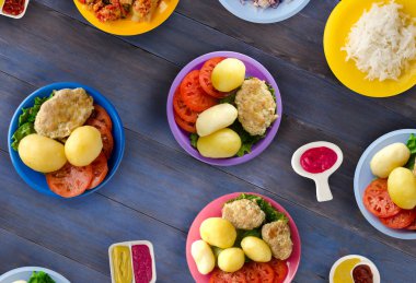      Lezzetli tecrübeli kızarmış domuz pirzolası baharatlı bir Marine pişmiş haşlanmış patates, salata ve sos ile servis edilir. Pirzola bir ahşap masa üstü bir plaka üzerinde göster