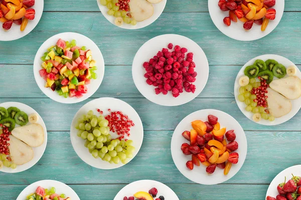 フルーツ ダイエット 木製の背景に皿の上の果物 健康食品 — ストック写真