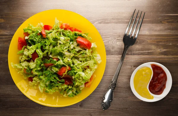 Vegetariánské Jídlo Salát Zelí Rajčata Desku Dřevěné Pozadí Zdravé Jídlo — Stock fotografie