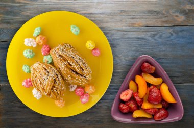 pasta plaka üstten görünüm sweets ile ahşap arka plan .cake üzerinde tatlılar