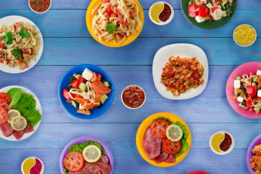 Makarna sebze ve sos bir tablo. Bir tabak spagetti. Akdeniz yemekleri