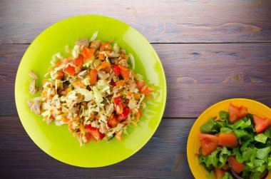 salata tavuk mideleri sebzeler (havuç, soğan, biber, lahana, domates, brokoli) ile. ahşap arka plan üzerinde bir tabakta Tavuk salatası