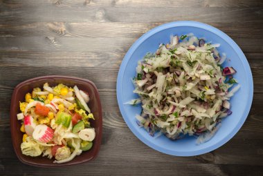 salata daikon, soğan ve bir ahşap zemin üzerine dereotu. bir tabak salata