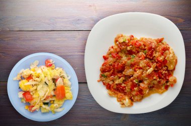 Haşlanmış domates soğan bir plaka üzerinde bir ahşap arka plan ile. haşlanmış domates soğan en iyi manzaralı. Vejetaryen Gıda