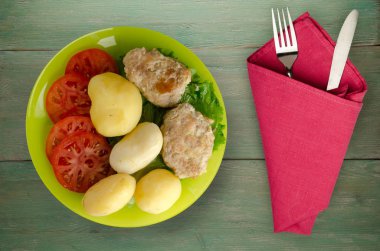  göğsü bir tabak patates ile. göğsü ahşap arka plan üzerinde patates ile