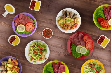 et yemekleri bir plaka üzerinde. bir tabak salata. masaya yiyecek bolluğu. Gıda üstten görünüm