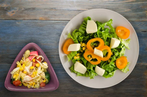 胡椒的沙拉在木背景 盘子里的素食沙拉 素食沙拉顶视图 — 图库照片