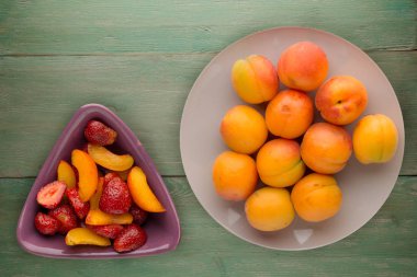 kayısı bir plaka üzerinde. kayısı ahşap arka plan üzerinde. Vejetaryen gıda .