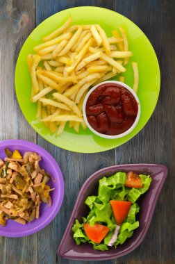  ahşap arka plan üzerinde patates kızartma. kızartma patates bir plaka üzerinde